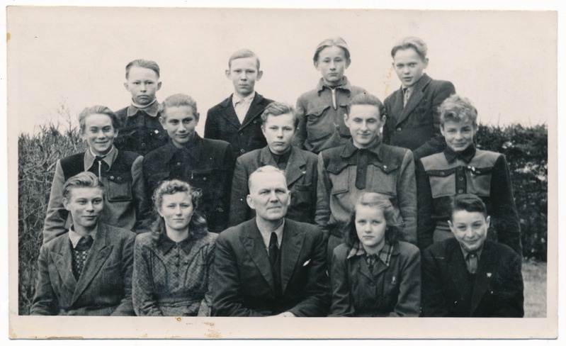 foto, Kalmetu Mittetäielik Keskkool, VII klass, õpetaja J. Mitt, 1950. Nimed, kooli lühilugu