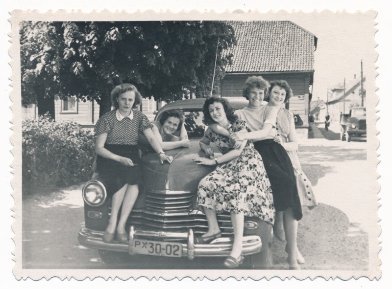 foto, Viljandi, Tombi (Laidoneri) plats, sõiduauto Pobeda ja 5 naist, u 1960