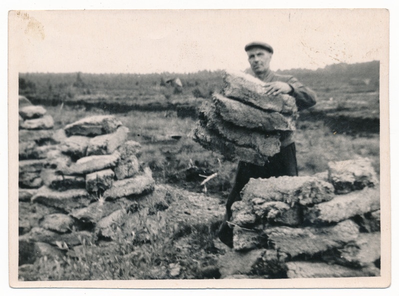 foto, Kolga-Jaani khk Parika turbaraba, Hans Veldemann, turbapätsid, ladustamine, u 1950