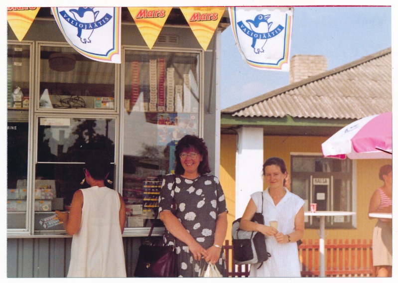 värvifoto, Viljandi, Ilmarise tn 1, bussijaam, kassaluuk, Vismet'i kiosk, Margot Meremaa, 1992