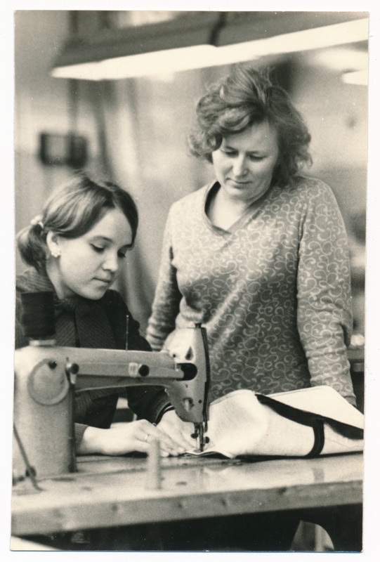 foto, Nahkgalanteriikombinaat Linda Viljandi tsehh, Elli Meremaa juhendab uut töötajat, käekottide valmistamine u 1985