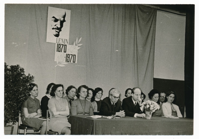 foto, Nahkgalanteriikombinaat Linda Viljandi tsehh, aastapäeva aktus, tööpresiidium, 1970