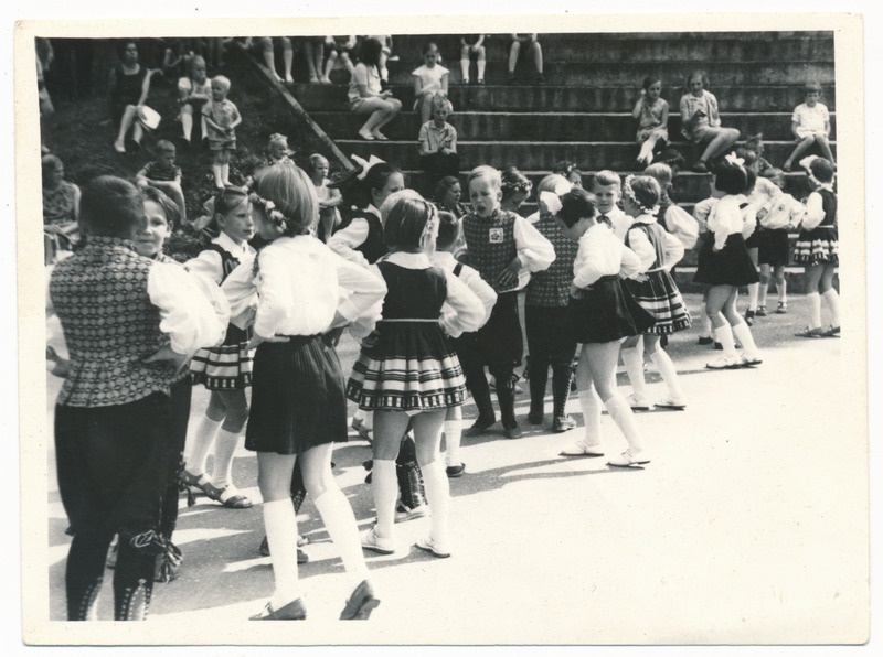 foto, Viljandi laulu- ja tantsupidu, Viljandi 1. lasteaed, lapsed Kaera-Jaan'i tantsimas, 1970