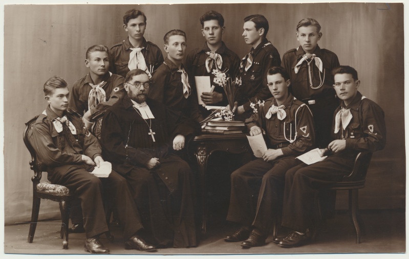 foto Viljandi, skautide leeripäev, istuvad:H.Võsa, J.Truu, kirikuõpetaja A.O.W.Doll, A.Soo, E.Malin, E.Tari, seisavad: P.Adler, J.Õunap, H.Agu, K.Rääts 25.05.1933 foto J.Riet