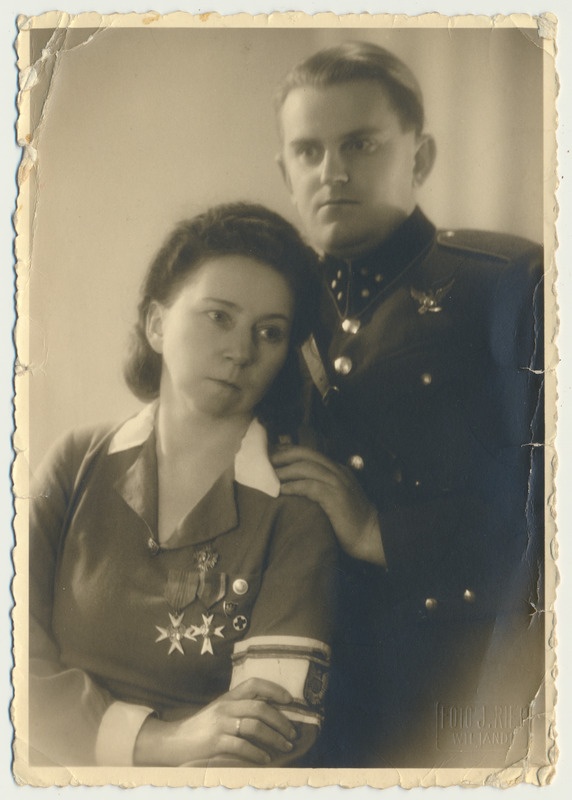 foto Ella Lillak-Kallas (kodukaitse vorm) ja abikaasa Peeter Johannes Kallas 24.02.1942