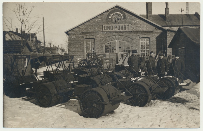 foto Uno Pohrt´'i masinavabriku toodang, soorullid, paremalt 3. U.Pohrt, u 1925 Viljandi, Vaksali tn 17