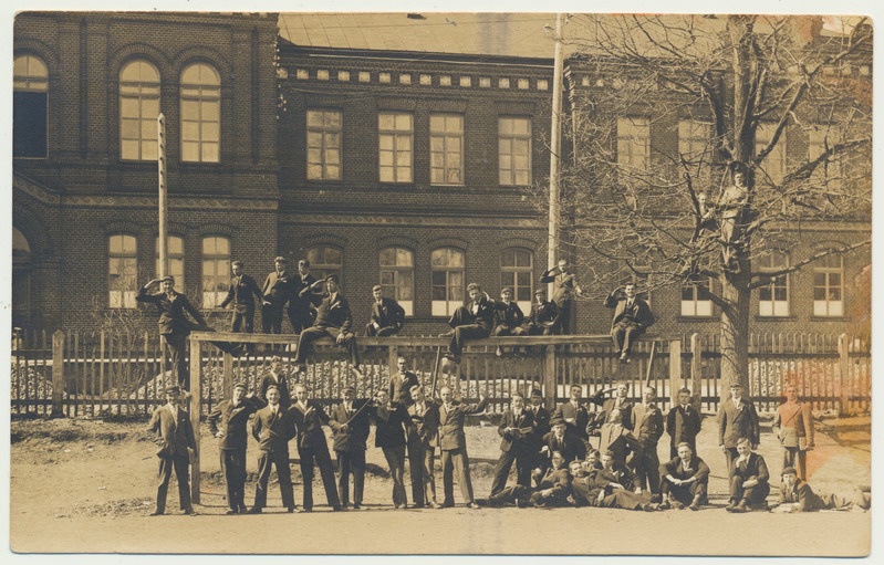 foto Viljandi Poeglaste Gümnaasium (maagümnaasium), grupp maja ees pargis, Uueveski tee 1, u 1935 foto A.Järvekülg