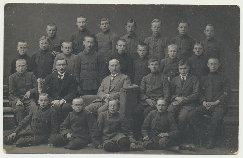 foto Viljandi kihelkonnakool, grupp, sh juht H.Kodaras, õpetaja J.Holzmeier u 1920