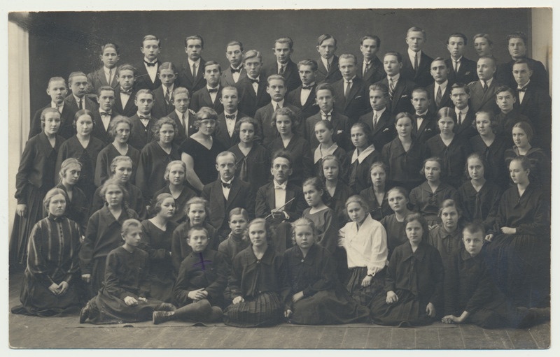 foto Viljandi Linna Ühiskommertsgümnaasium, laulukoor, juht K.Grünvald, 1924