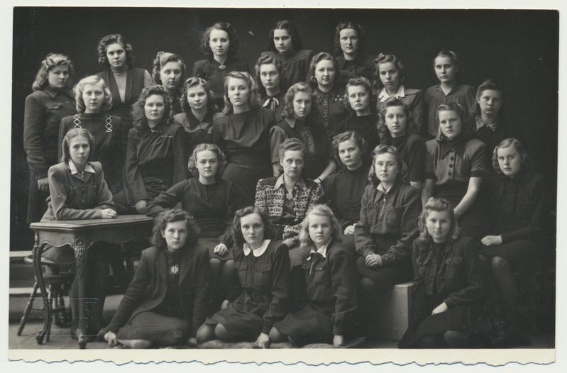 foto Viljandi I Keskkool, grupp Xa kl, sh õpetaja Juta Hanso, IV 1947 foto J.Riet