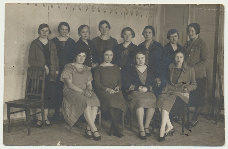foto käsitöö kursus, grupp, juhendaja A.Rööp, 1927 Viljandi Maavalitsuse saal Pikk tn 5