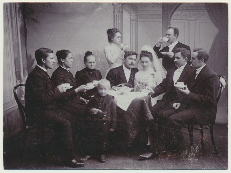 foto papil Marie ja Jaan Rieti pulm, grupp laua ääres kohvi joomas, 1902 Viljandi