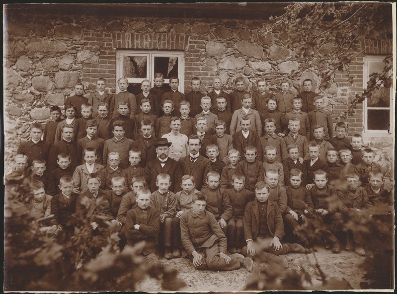 foto papil Viljandi kihelkonnakool, osa hoonest, grupp sh juht H.Kodaras (kaabuga), õpetaja M.Jensen 1911