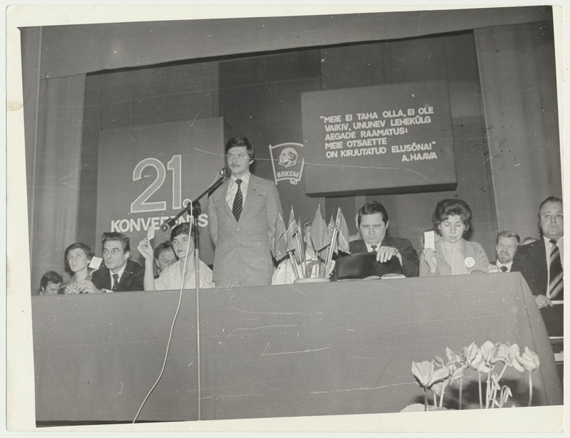 foto ELKNÜ Viljandi rajooniorganisatsiooni XXI konverents, presiidium, esineb I sekretär Raivo Hellermaa 1981