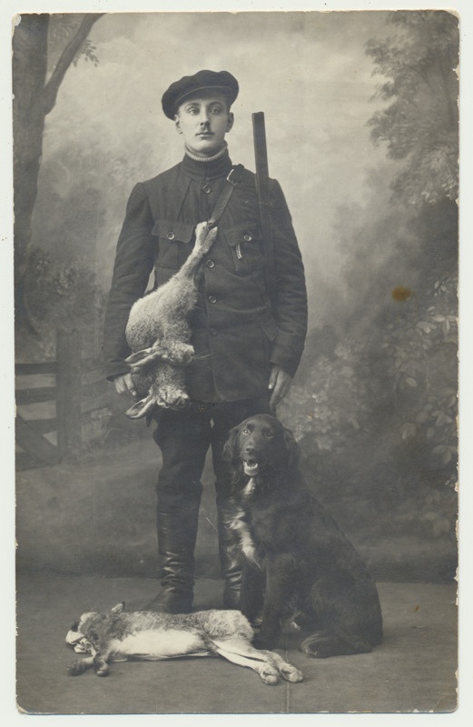 foto jahimees Peeter Niglas, jahisaak jänesed, koer 1920 foto J.Riet