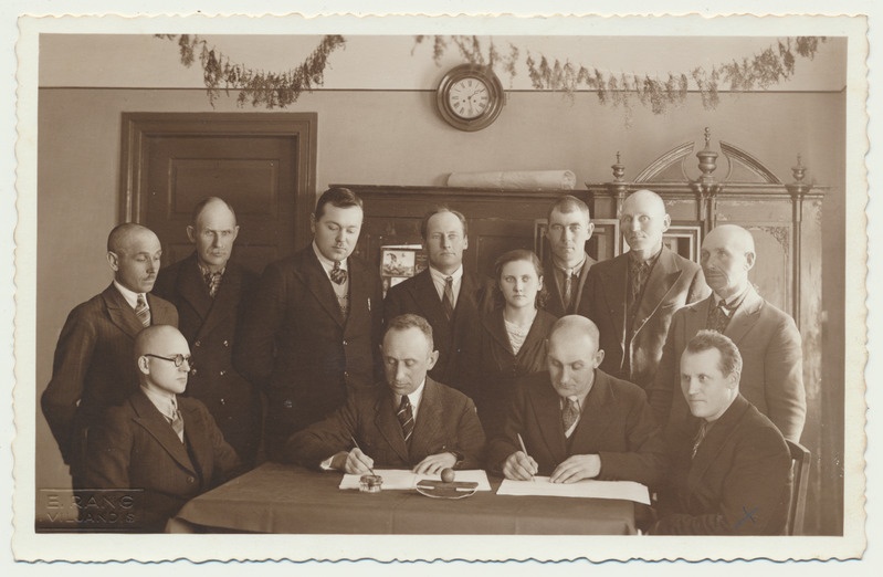 foto grupp, suure Viljandi valla moodustamine, Vana-Võidu valla üleandmine, I reas vas. 2. Viljandi vallavanem J.Sumeri 3,4. Vana-Võidu vallavanem J.Siilak ja vallasekretär J.Ramjalg 02.04.1939