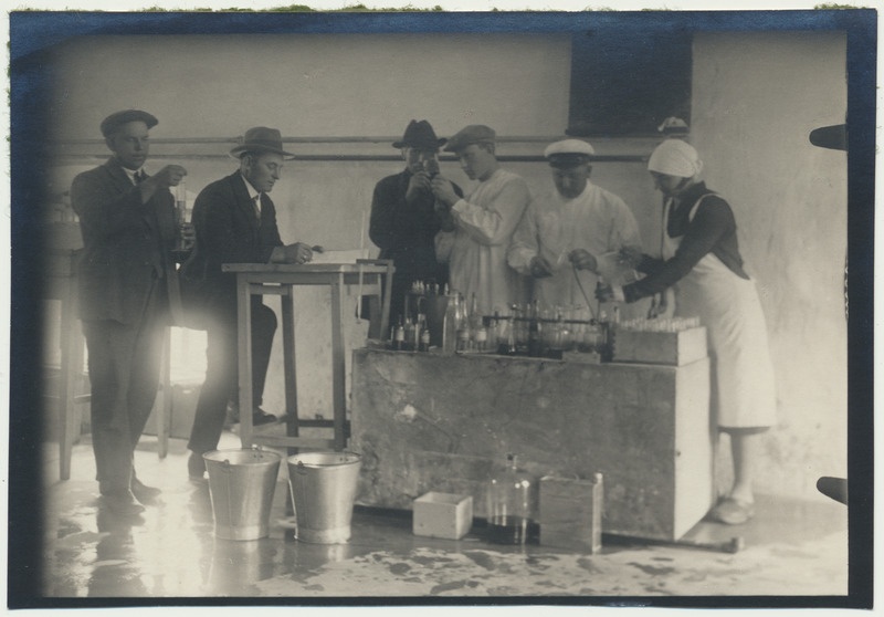 foto Viljandimaa Loodi piimaühingu meierei, piimaproovide võtmine 1931