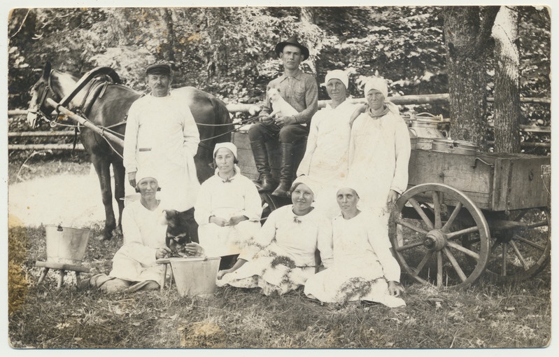 foto Paistu khk Heimtali ?, lüpsjad, hobuvanker, piimanõud 05.07.1936 foto H.Metsamärt Heimtali