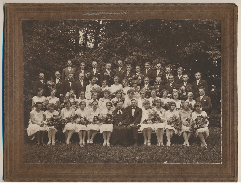 foto papil Viljandimaa, Paistu leerilapsed I reas õpetaja Max Vaher, organist Valter Pikat u 1935 foto E.Ilves