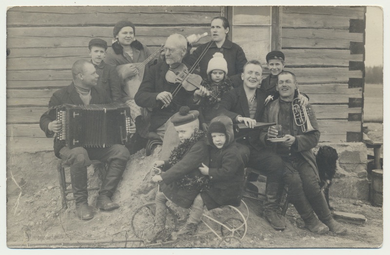 foto Halliste khk, lõbus grupp Rimmu küla elanikke, lõõtsal Jaan Kink, laste jalgratas u 1930