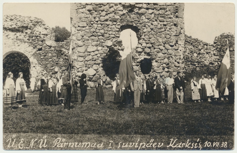 foto Karksi lossivaremed, Ü.E.N.Ü Pärnumaa I suvipäev, grupp, rahvariided, lipud 10.07.1938