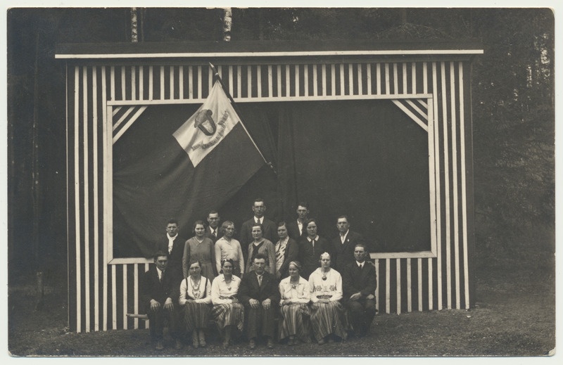 foto Karksi Laulu ja Muusika Selts, segakoor? lava ees, lipp u 1935, Sudiste Kõdara mäe?