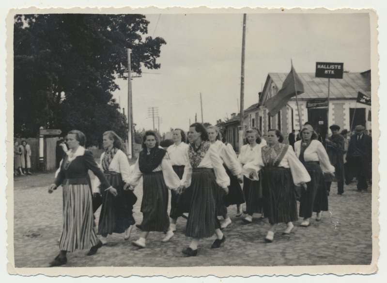 foto Abja rajooni II laulupäev, rongkäik 09.06.1952 Karksi-Nuia