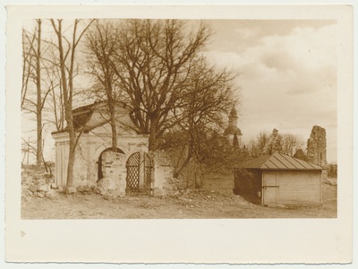 foto Karksi mõisniku G.R.von Lieveni perekonna kabel ja kuur, taga kiriku torn u 1940, Lossi tn 1  similar photo