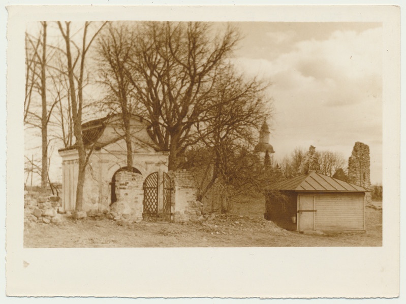foto Karksi mõisniku G.R.von Lieveni perekonna kabel ja kuur, taga kiriku torn u 1940, Lossi tn 1