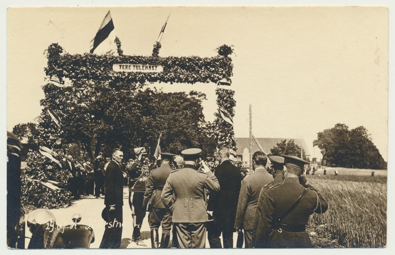 foto riigivanem K.Pätsi saatjaskond, Kärstna, auvärav, vas 1.Viljandi maavanem H.Lauri 29.07.1931