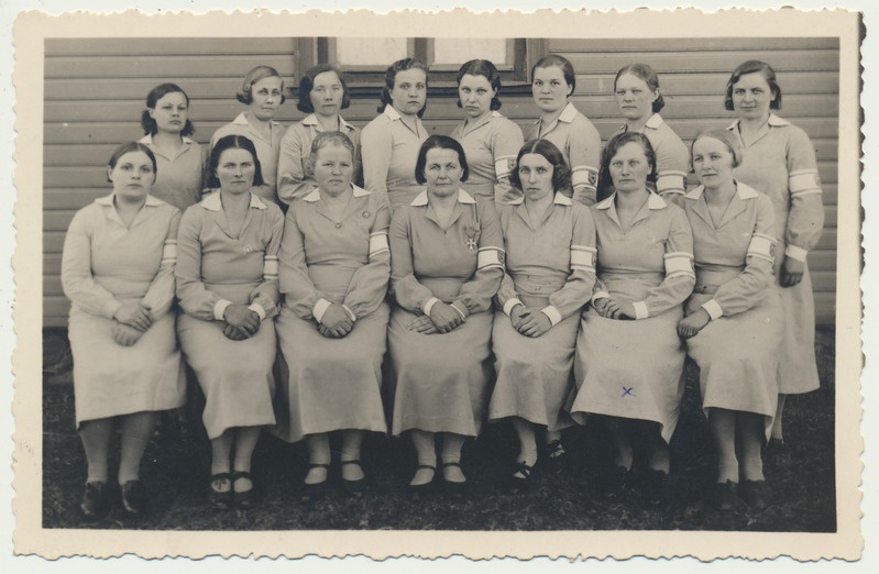 foto Naiskodukaitse Lalsi rühm sh I r keskel esinaine Maria Välba u 1935