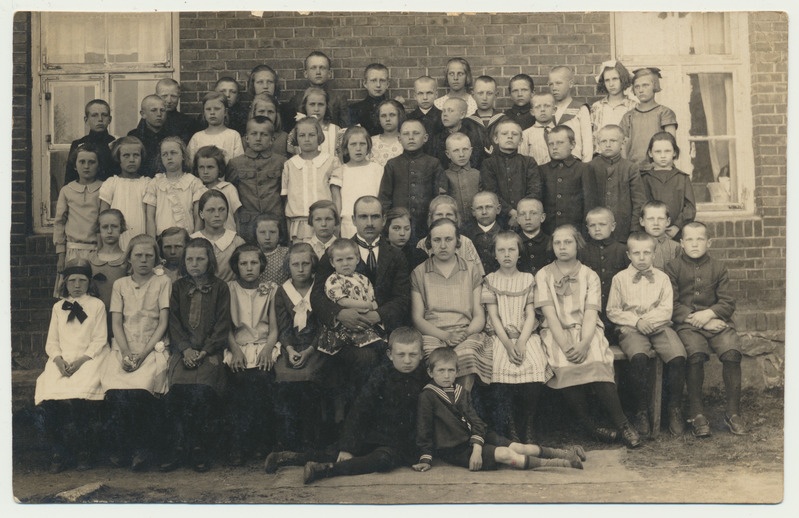 foto Kolga-Jaani khk Odiste (Võisiku) kool, grupp sh I r juht Aleksander Jakobson 1928