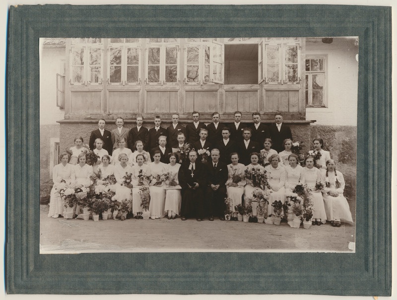 foto papil leerilapsed Kolga-Jaani pastoraadi ees, I reas õpetaja A.Kobla, organist I.Suurorg 1939 foto K.Sass