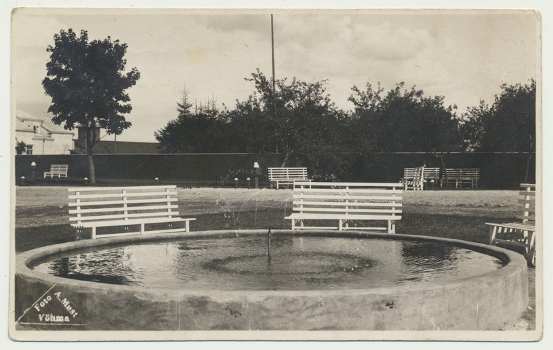 foto Pilistvere khk Võhma eksporttapamaja ees purskkaev, pingid u 1935
