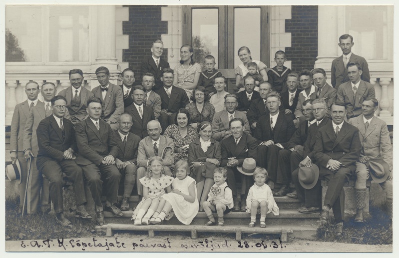 foto Suure-Jaani khk, E.A. Olustvere Põllutöökeskkool, vilistlased trepil sh koolijuht V.Männik 28.06.1931