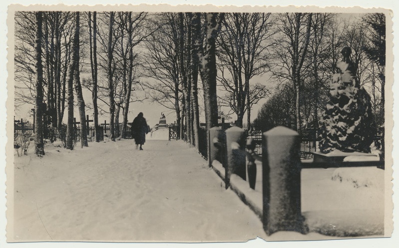 foto Suure-Jaani kalmistu, taga mälestussammas Lembitu u 1938 foto A.Veidner