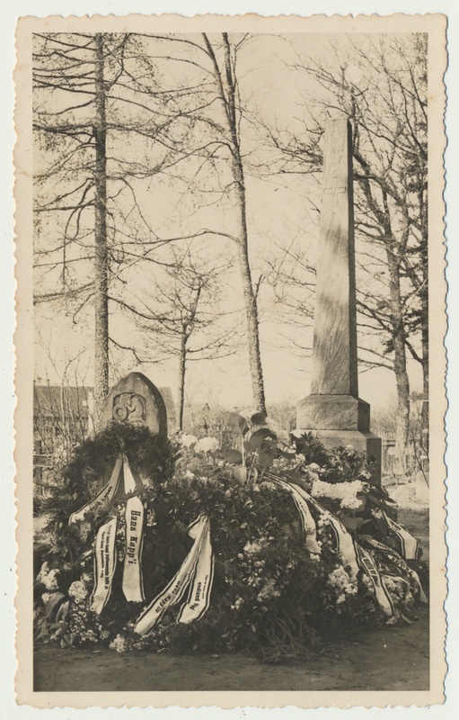 foto Suure-Jaani kalmistu, Hans Kapp'i haud, pärjad, taga paremal Joosep Kapp'i hauasammas 1938