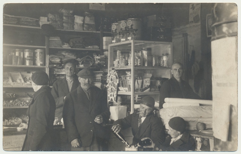 foto Suure-Jaani khk Tääksi, Jaan Reinhold'i pood, sisevaade, inimesed u 1930 foto Oskar Kivisild