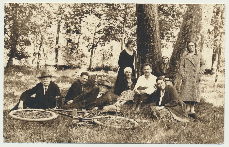 foto Suure-Jaani khk grupp looduses sh vas. 1. Hans Kapp 1933 foto O.Mägi