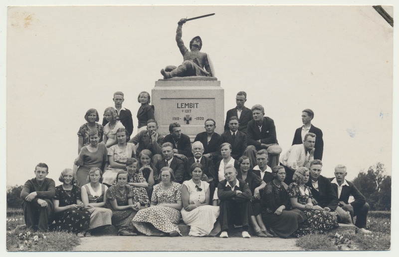 foto Vabadussõjas langenute mälestussammas Lembitu, grupp sh Hans Kapp, Suure-Jaani u 1930 foto H.Kuhlbusch