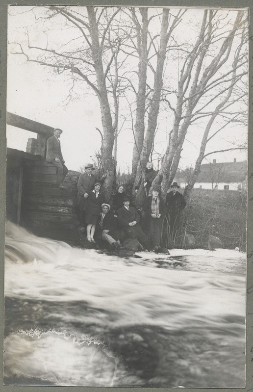 foto albumis, Taagepera sanatoorium, grupp inimesi Õhne jõe ääres, veepais, 1.05.1930