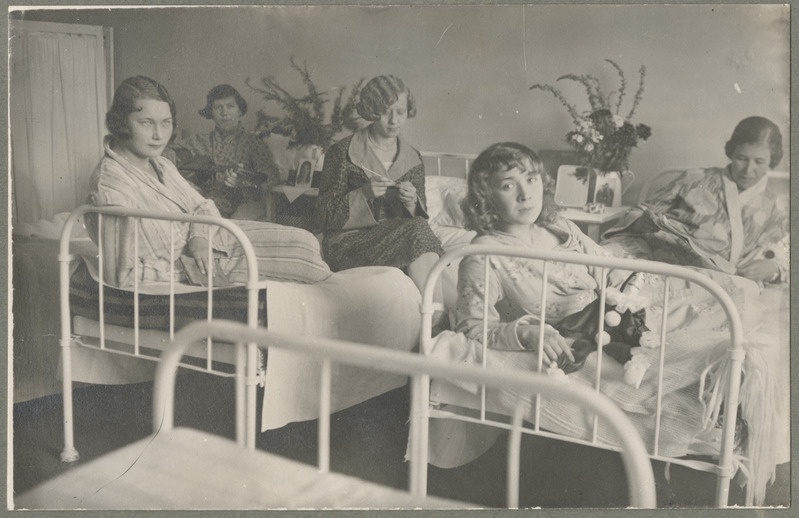 foto albumis, Taagepera sanatoorium, naistepalat, ravialused vooditel, 1930