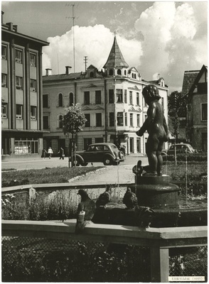 foto Viljandi Keskväljak, purskkaev Tüdruk tuvidega, 1957 foto E.Veliste  duplicate photo