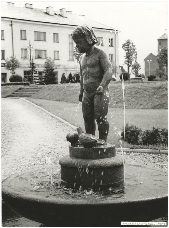 foto Viljandi, Keskväljak, purskkaev Tüdruk tuvidega, 1957 foto E. Veliste