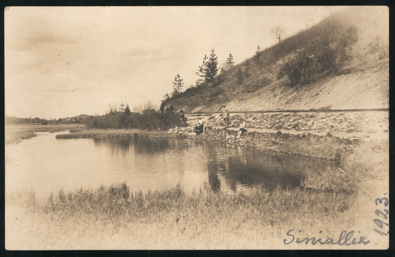 fotopostkaart, Paistu khk, Sinialliku allikas, 5 inimest kaldal, mägi, 1923, foto J. Jürgenson