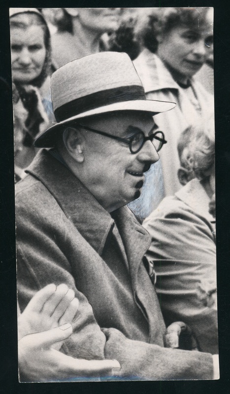 foto, Suure-Jaani khk, Mart Saar rahvahulgas istumas, kaabu, 1962, foto E. Veliste