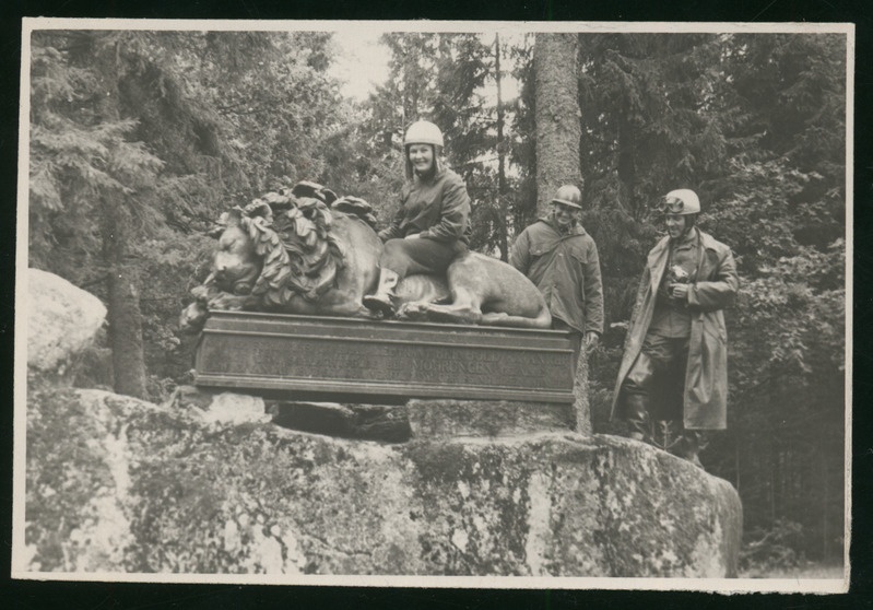 fotopostkaart, Helme khk, Kärstna lõvi, 3 kiivriga mootorratturit, u 1970?