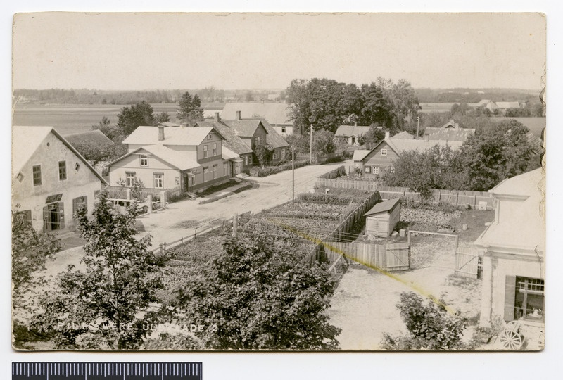 fotopostkaart, Pilistvere, üldvaade, vasakult: E. Barlo pood, Tihhomirovi saiaäri, apteek (asutaja K. Blumenfeldt), u 1935, foto J. Kalju