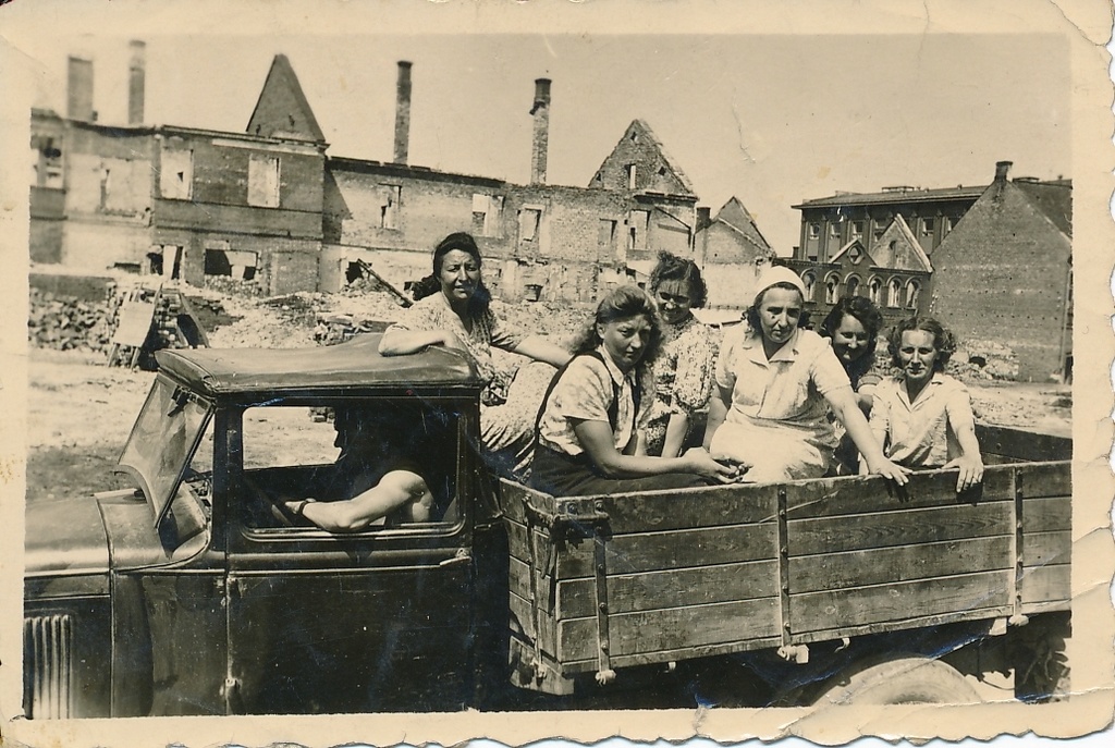 foto, Viljandi taastamistööd, Oru tn, veoauto, inimesed u 1947