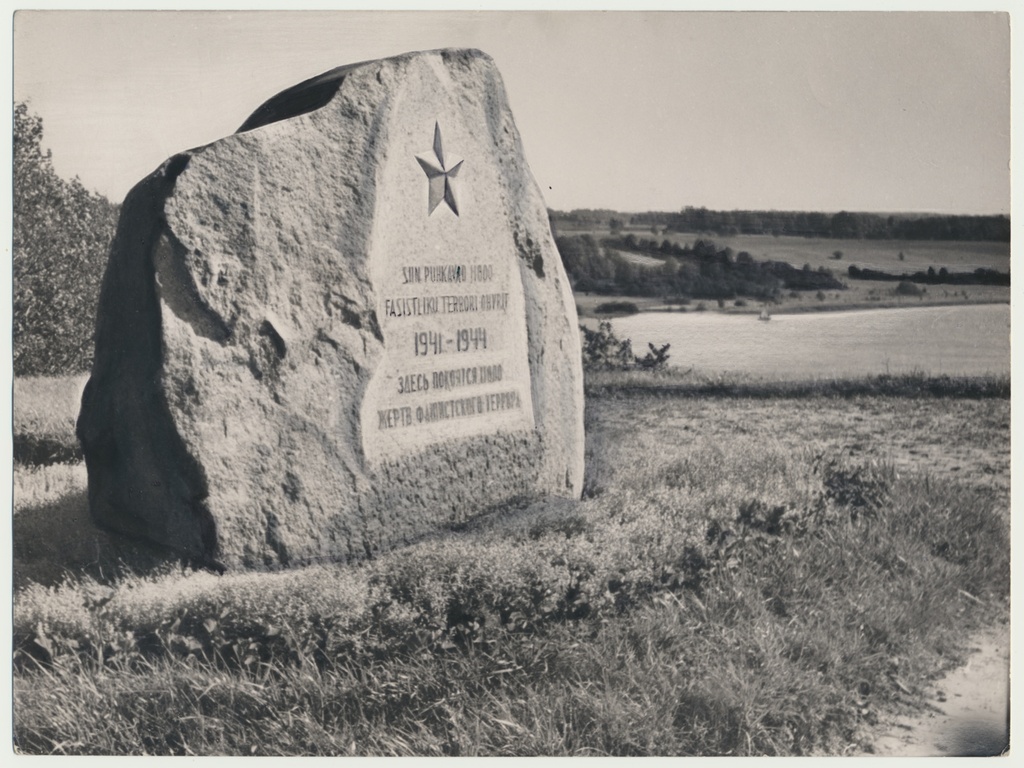 foto Viljandi, mälestuskivi fašismiohvritele 1941-1944, u 1962 F E.Veliste